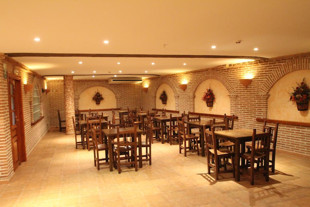 Hostal Restaurante Cuatro Caminos Calera y Chozas ภายนอก รูปภาพ